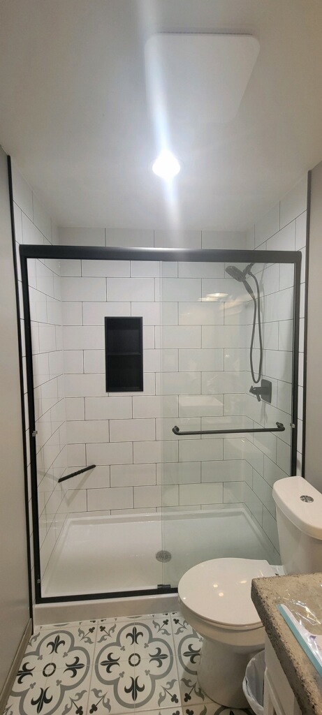 Luxury Shower with Othello cobblestone and wall niche